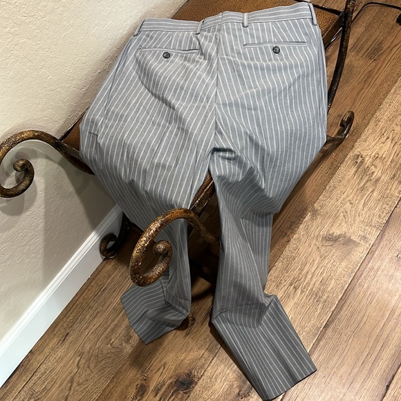 Like New Banana Republic Standard Fit Stretch 97%Cotton Men’s Pinstriped Pants! - Picture 2 of 8